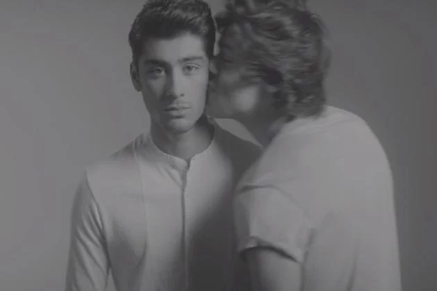 Zayn Malik Harry Styles Kissing