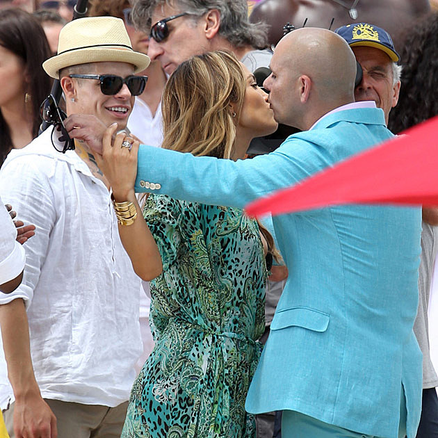 Jennifer Lopez Pitbull Kissing