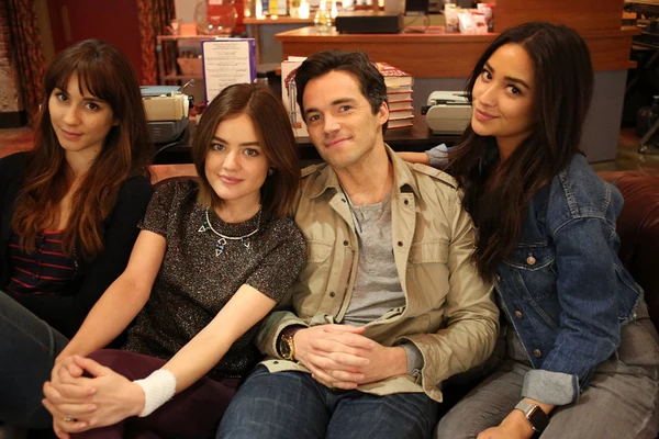 Are any of the pretty little liars cast dating