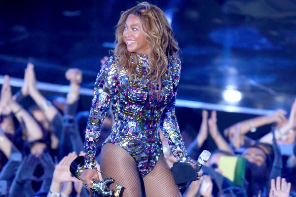 Beyonce, VMA Video Vanguard Winner's FULL performance [VIDEO]